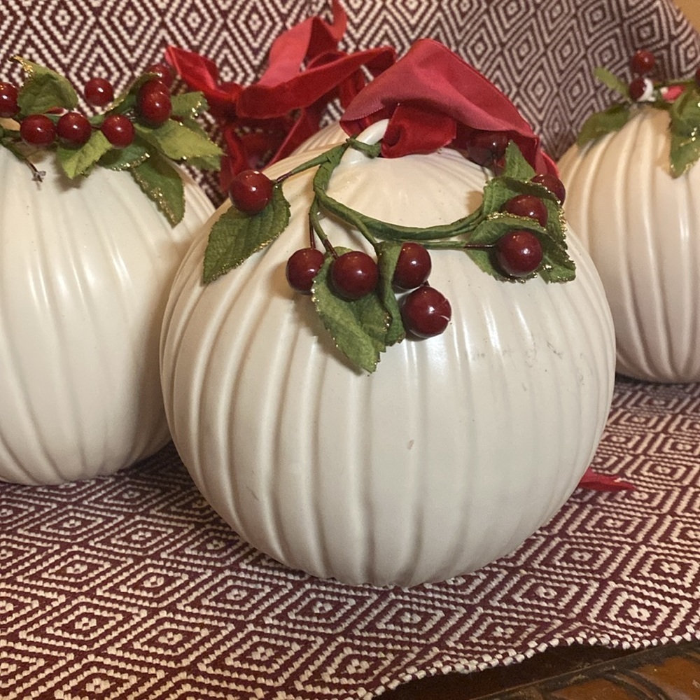 5" SCF vintage white ceramic/porcelain Christmas ball/ornament, sold as each - Picture 3 of 7